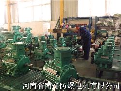 生產工人檢查電機